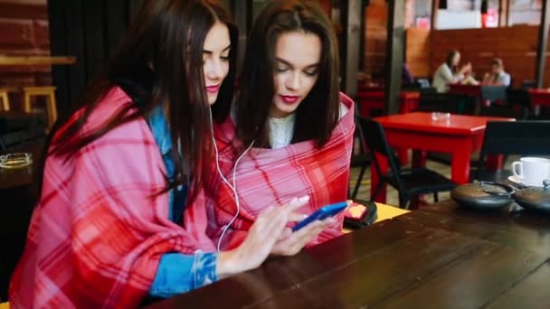 Dos chicas escuchando música con un smartphone — Vídeo de stock