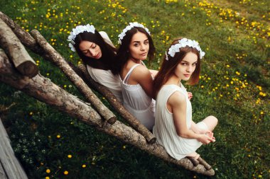 Üç güzel kız.