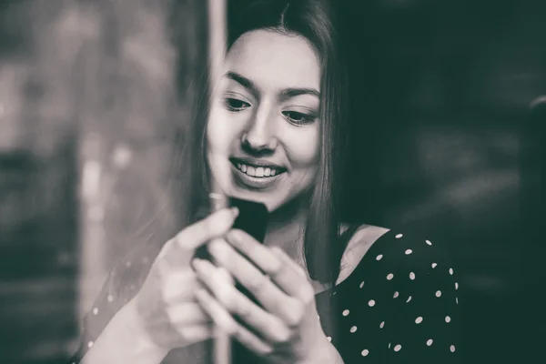 Vacker tjej prata i telefon och ler — Stockfoto