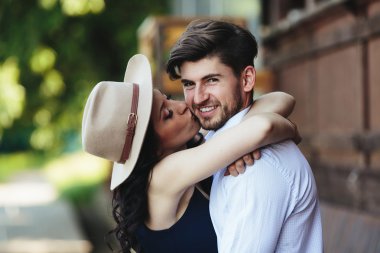 güzel kız kucaklayan ve onun erkek arkadaşı kisses