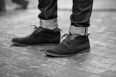 Selvedge kotla poz veren kendinden emin bir adam.