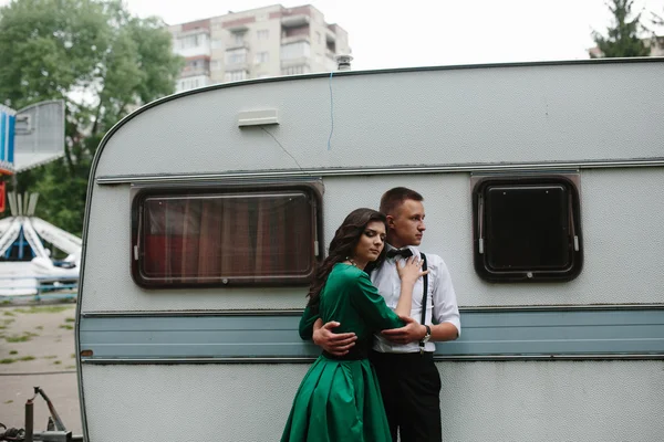 Homem e mulher está escondido de vista atrás de um trailer — Fotografia de Stock