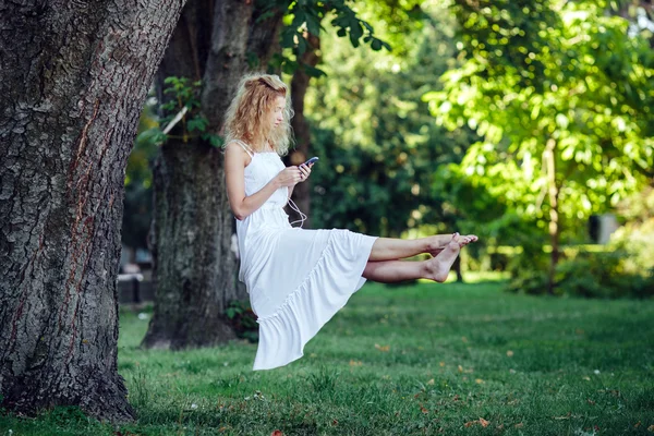 Girl levitates in nature — Stock Photo, Image