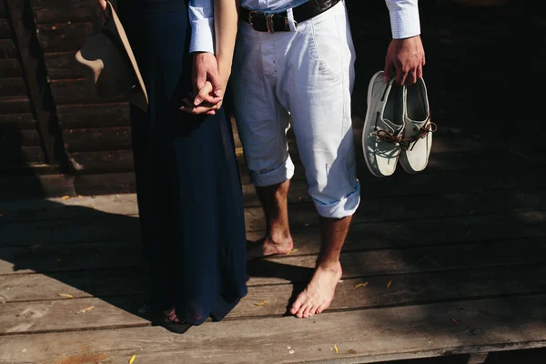 桟橋で素足で歩くカップル — ストック写真