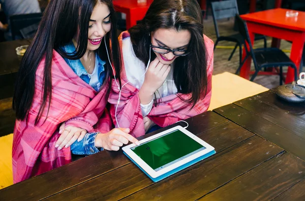 Twee goede vrienden kijken iets op een tablet — Stockfoto