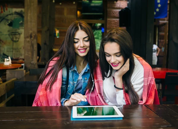 Dos amigos cercanos viendo algo en una tableta — Foto de Stock