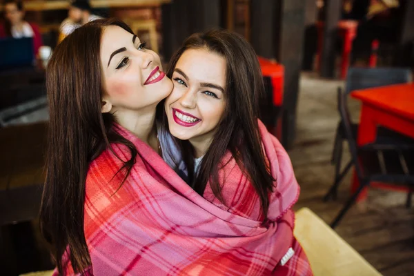 Dos chicas jóvenes y hermosas divirtiéndose en la cafetería — Foto de Stock