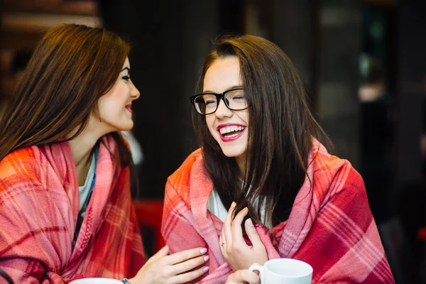 Duas meninas jovens e bonitas fofocando — Fotografia de Stock