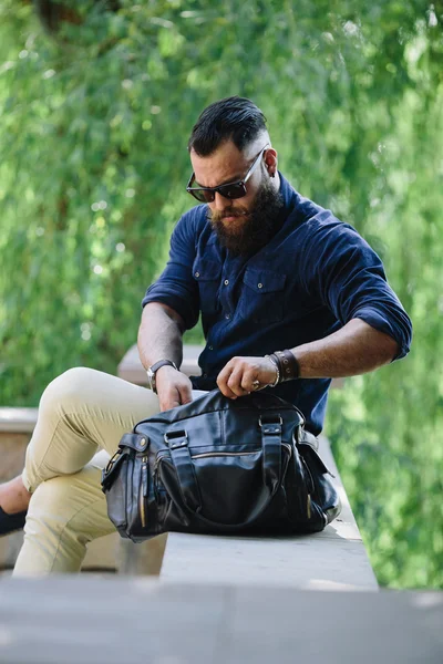 Bearded man pulls a card — Stock Photo, Image