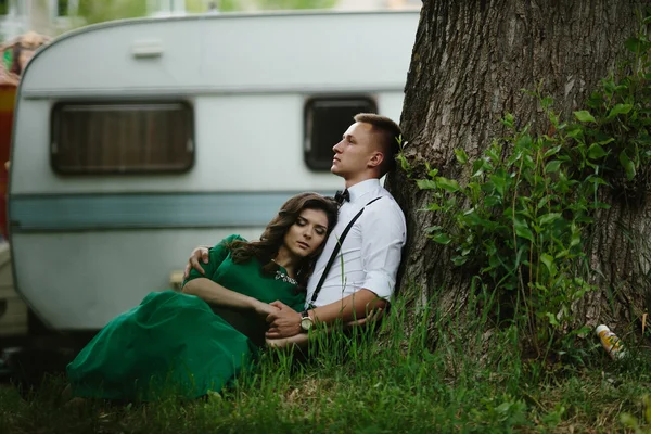 Uomo e donna sotto un albero — Foto Stock