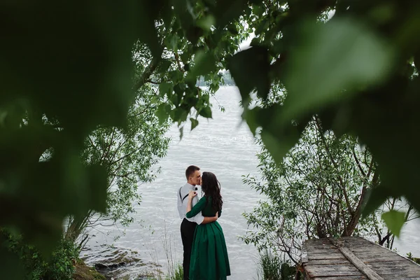 Homme et femme au bord du lac — Photo