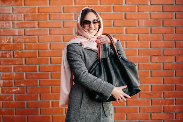 Meisje in een jas aan de straat — Stockfoto