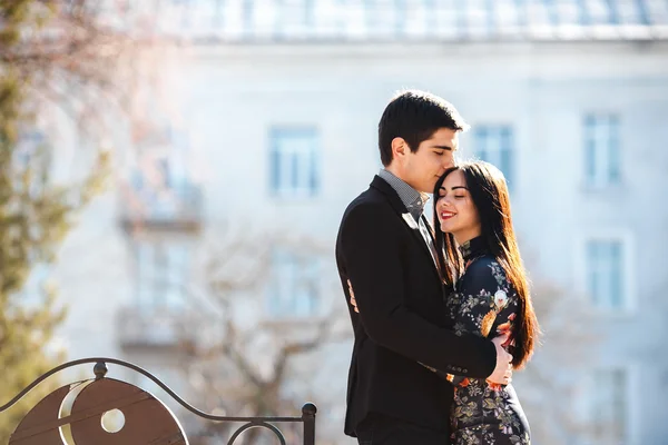 Pareja en el fondo de la ciudad — Foto de Stock