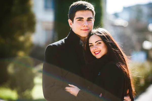 Casal no fundo da cidade — Fotografia de Stock