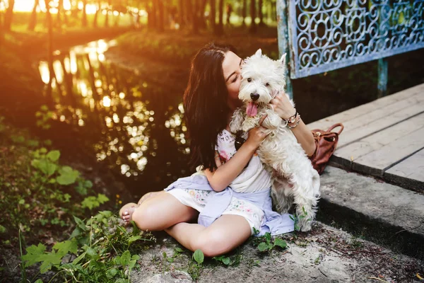 Menina brincando com um cão — Fotografia de Stock