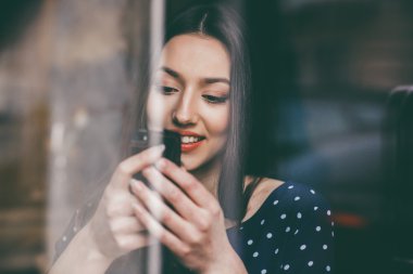 Güzel kız telefonda sms türleri