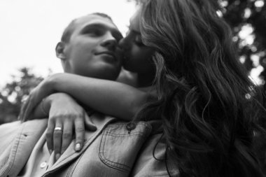 bir bankta sarılma genç Avrupa çift