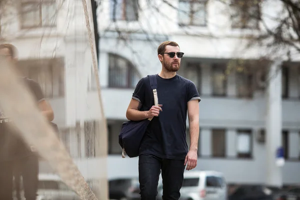 Впевнений чоловік позує в плетених джинсах — стокове фото