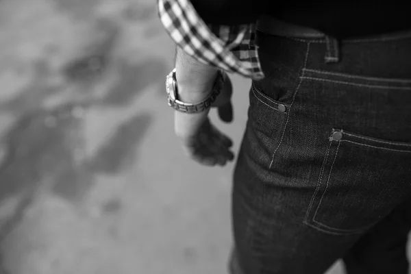 Uomo vestito in jeans, un primo piano colpo — Foto Stock