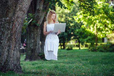 kız ile laptop havalanır