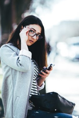 telefon ile şehrin ortasında modeli
