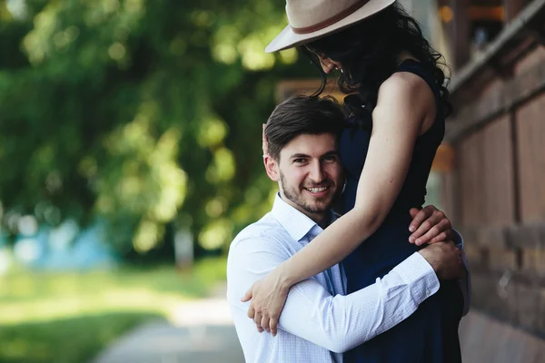 Uomo e donna che si abbracciano — Foto Stock
