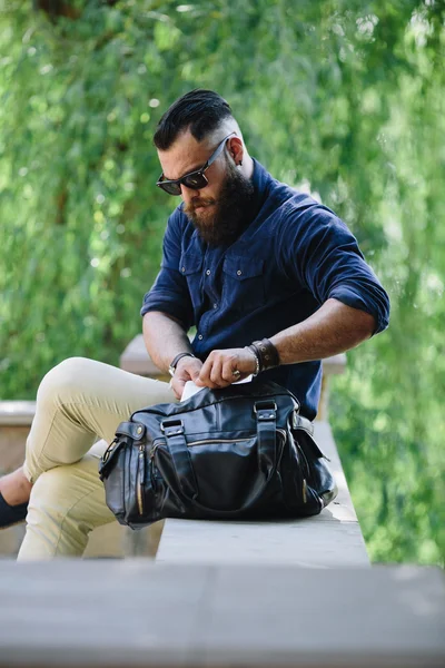 Bearded man pulls a card — Stock Photo, Image