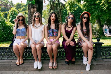 Beş güzel genç kızlar