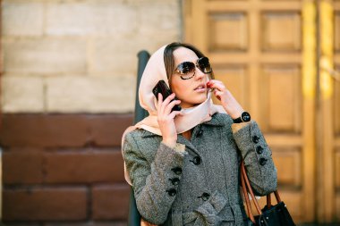 Kız sokakta bir ceket