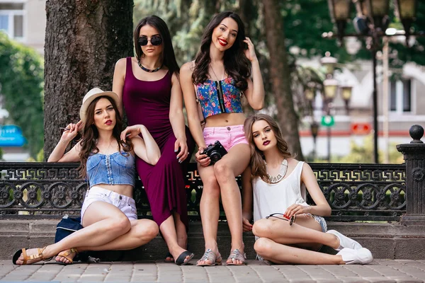Vier schöne junge Mädchen — Stockfoto