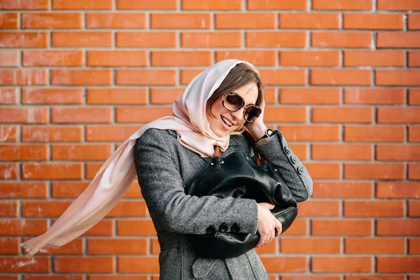 Chica en un abrigo en la calle — Foto de Stock