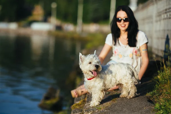 Chica con un perro en la orilla — Foto de Stock