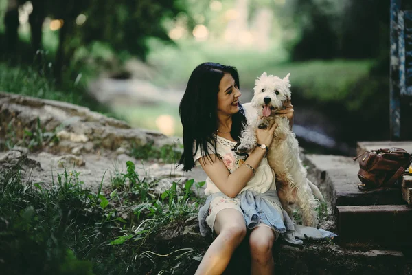 Chica con su perro — Foto de Stock