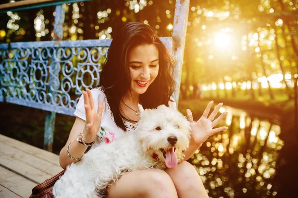 Chica jugando con un perro — Foto de Stock