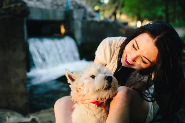 Chica jugando con un perro — Foto de Stock