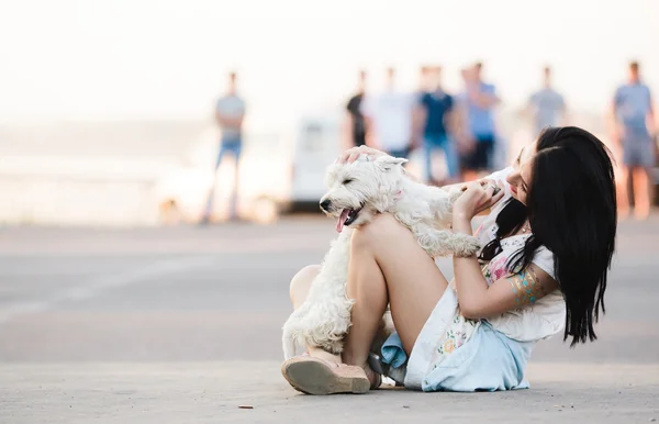 Девушка со своей собакой — стоковое фото