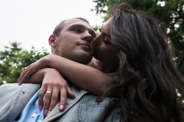 bir bankta sarılma genç Avrupa çift