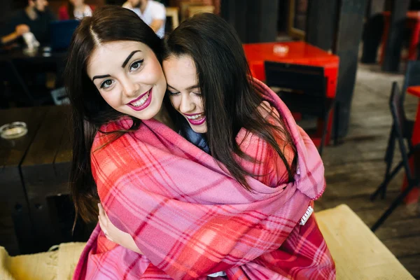 Две молодые и красивые девушки веселятся в кафе — стоковое фото