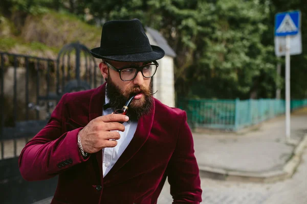 Hombre rico con barba, pensando en los negocios —  Fotos de Stock