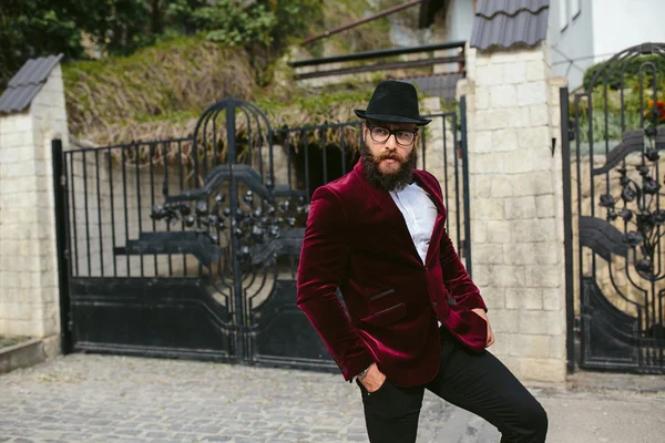 Hombre rico con barba fuma cuna —  Fotos de Stock