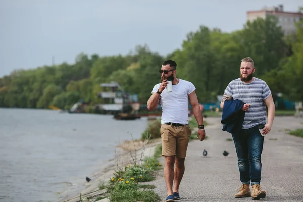 İki adam yürümek ve kahve içmek