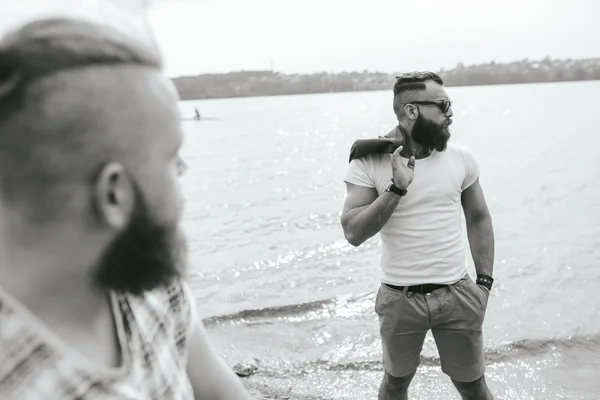 Dwa stylowe brodatych mężczyzn — Zdjęcie stockowe