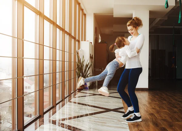 Madre e figlia si divertono in palestra — Foto Stock