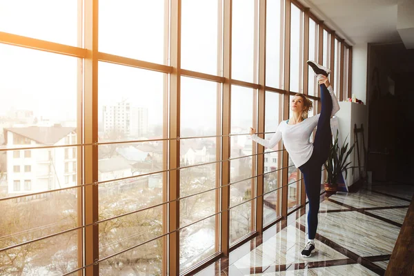 Familia encantadora pasa tiempo en el gimnasio — Foto de Stock