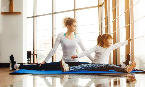 Mutter und tochter haben spaß im die fitnessstudio — Stockfoto