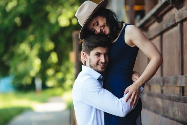 erkek ve kadın birbirlerine kucaklayan