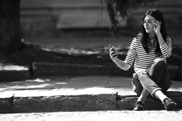 Modelo na cidade com telefone — Fotografia de Stock