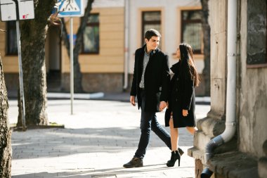 şehrin arka plan üzerinde çift