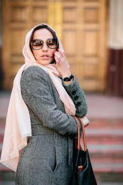 arka bina poz paltolu kız