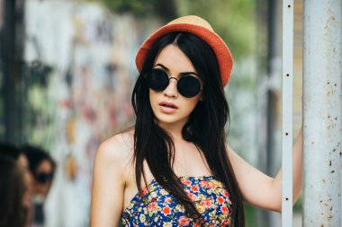 güzel kız şehirde kamera için poz veriyor